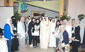 الشيخ احمد العبدالله ودعبدالرضا اسيري مع المشاركات في اليوم الجغرافي﻿