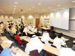 المخترع صادق قاسم خلال محاضرته في الكلية