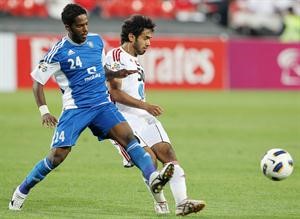 لاعب وسط الهلال نواف العابد يمنع مدافع الجزيرة سلطان برغش من الوصول للكرة	افپ﻿