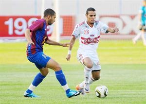 مهاجم الزمالك حازم امام يمر من مدافع بتروجيت