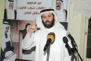 دفيصل المسلم خلال الندوة التي اقيمت في ديوان العنزي متين غوزال