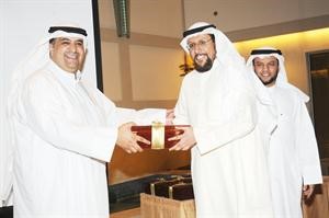 تكريم احد موظفي العدل﻿