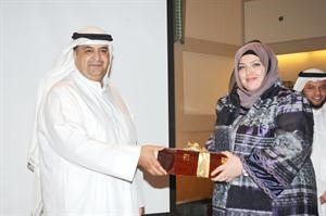 وتكريم موظفة﻿