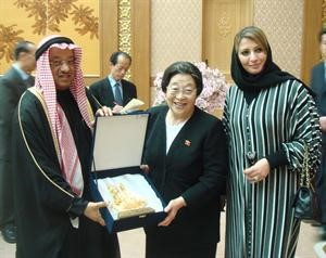 يوسف العميري يتسلم درعا خلال زيارته لكوريا﻿