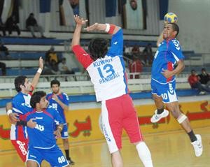 لاعب الشباب مشعل المطيري ووليد البرك في مواجهته﻿