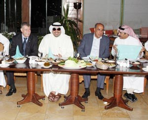الشيخ طلال الفهد وفاروق سرية ومحمد روراوة خلال حفل العشاء