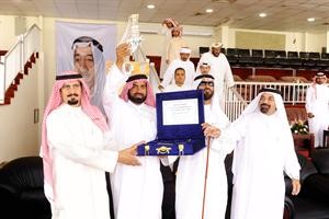 تسليم احدى الجوائز
