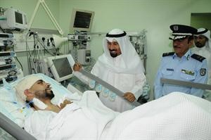 المحافظ الشيخ علي الجابر اثناء زيارته لاحد الاطفائيين المصابين وبجانبه اللواء جاسم المنصور﻿