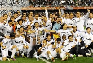 نجوم ريال مدريد ابطال كاس اسبانيا فرحين باللقب بعد غياب 18 عاما	افپ﻿