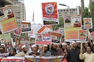 انصار الشيخ دعمر عبدالرحمن يتظاهرون امام السفارة الاميركية في القاهرة للافراج عنه افپ
