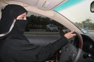 «فيس بوك» و«تويتر» يفتحان الطريق أمام قيادة المرأة للسيارة في السعودية