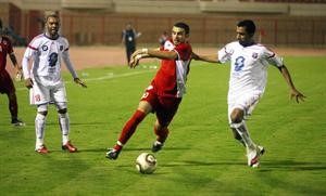 لاعب الكويت اسماعيل العجمي يحاول ايقاف احد لاعبي الفحيحيل تحت انظار جراح العتيقي		هاني الشمري﻿