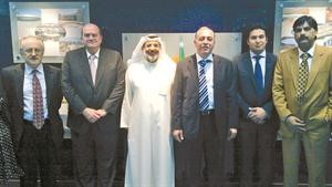 فريق عمل الغانم وفيليبس مع مساعد المدير العام للانشاءات الهندسية عبدالرحمن المطوع﻿