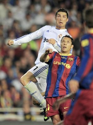 مهاجم ريال مدريد كريستيانو رونالدو لحظة تسديده هدف الفوز على برشلونة في نهائي كاس اسبانيا افپ