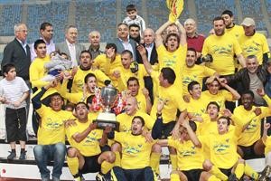 لاعبو العهد فرحين بلقب الدوري عدنان الحاج علي