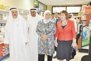 دمعصومة المبارك ومحمد الكندري وقرينة السفير البريطاني في جولة بالمهرجان﻿