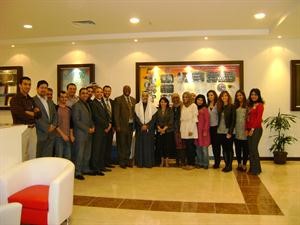 دعادل اليوسفي مع الطلبة في الكلية﻿