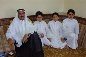 محمد الزقاح مع احفاده
