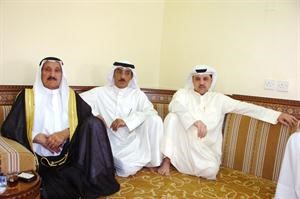 محمد الزقاح مع اثنين من ابنائة