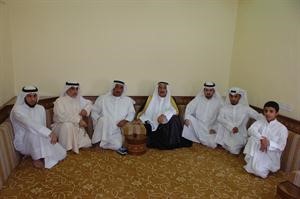 الزقاح يتوسط ابناءه
