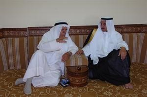 محمد الزقاح متحدثا الى الزميل منصور الهاجري 
