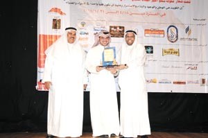 يوسف الياسين مكرما من دبشير الرشيدي والعميد راشد الرشيدي