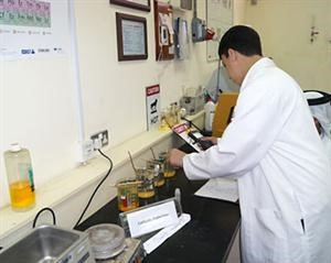 احد معامل تعلم اساسيات صناعة الغاز﻿