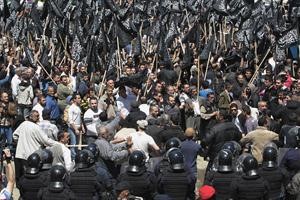 تظاهرة لحزب التحرير مناهضة للرئيس بشار الاسد في طرابلس امس	محمود الطويل﻿