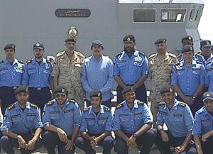 السفير الشيخ عزام الصباح خلال لقائه قوة الواجب البحرية الكويتية في البحرين
