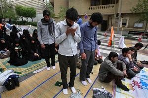 معتصمون امام السفارة السعودية في طهران يؤدون الصلاة 	اپ﻿