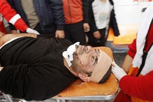 رجال انقاذ يسعفون جريحا فلسطينيا سقط في انفجار في منطقة كارني في غزة امس 	افپ﻿