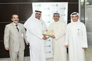 الفوزان يكرم احد الموظفين المتميزين
