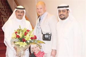 ممثل الاتحاد الدولي للهوكي يوكا كاجيكا بين مبارك العماني ومحسن المعصب
