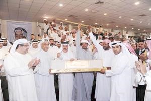 محافظ حولي عبدالله الفارس يسلم السيف الذهبي الى الفائز بالمركز الاول
