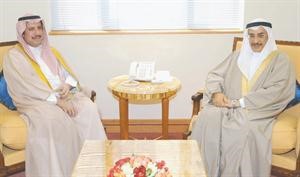 الشيخ خالد بن عبدالله مستقبلا السفير الشيخ عزام الصباح
