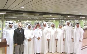 الشيخ حمد جابر العلي وسفيرا قطر والعراق في لقطة مع مسؤولي مركز الملك فهد لطباعة المصحف الشريف﻿