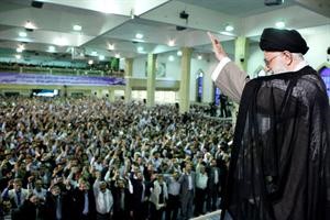 المرشد الاعلى للثورة الايرانية اية الله علي خامنئي محييا الجماهير خلال كلمة له في طهران امس 	افپ﻿