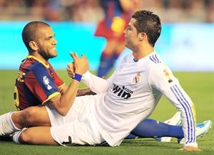 صراع بين مهاجم ريال مدريد كريستيانو رونالدو ومدافع برشلونة دانيل الفيس	 افپ﻿