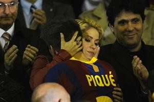 شاكيرا تحتضن بيكيه عقب خسارة برشلونة من ريال مدريد