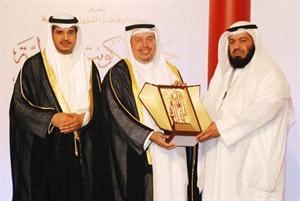دعادل الفلاح يكرم احد المشاركين﻿