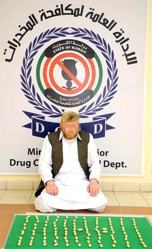 المتهم وامامه المضبوطات﻿