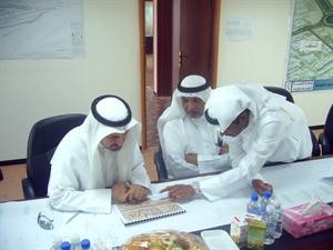 ويطلع على احد المخططات لمشروع تقاطع الطرق لطريق الفحيحيل﻿
