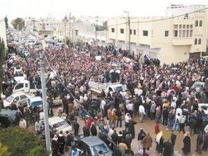 صورة ماخوذة عن الشبكات الاجتماعية لالاف المشيعين في دوما امس اپ﻿