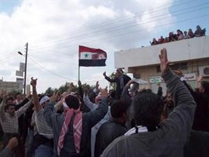 صورة ماخوذة من الانترنت لمتظاهرين يحملون علم سورية خلال تشييع احد القتلى في دوما 	اپ﻿