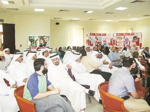 عدد من الحضور خلال الندوة