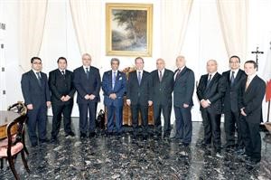 رئيس وزراء مالطا وم عادل الخرافي مع السفير د راي بونرن ورئيس المهندسين واعضاء النقابة﻿