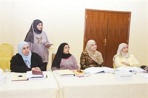 عواطف القطان مع بعض الحاضرات في الورشة	 قاسم باشا﻿