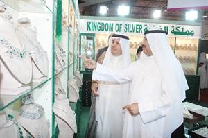 الخالدي يتجول في المعرض﻿