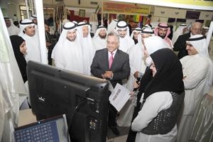 دعبدالرزاق النفيسي في جولة داخل المعرض