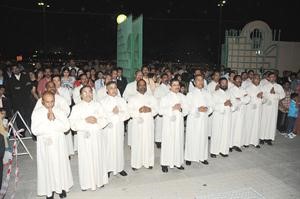 افراد الجالية المسيحية يحيون القداس